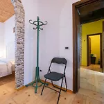 Petit Coeur Dans L' Ancien Village - Happy
